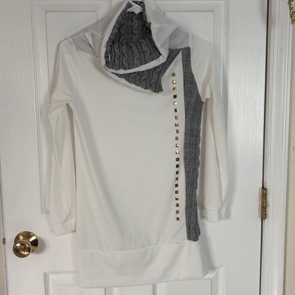 White tunic with grey and gold accents